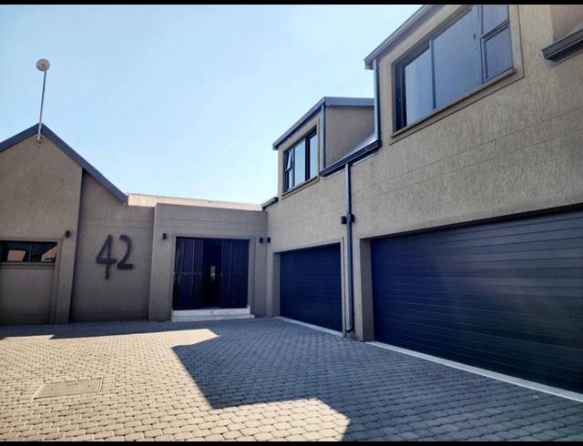 5 BEDROOM HOUSE FOR SALE IN HERON BANKS GOLF ESTATE